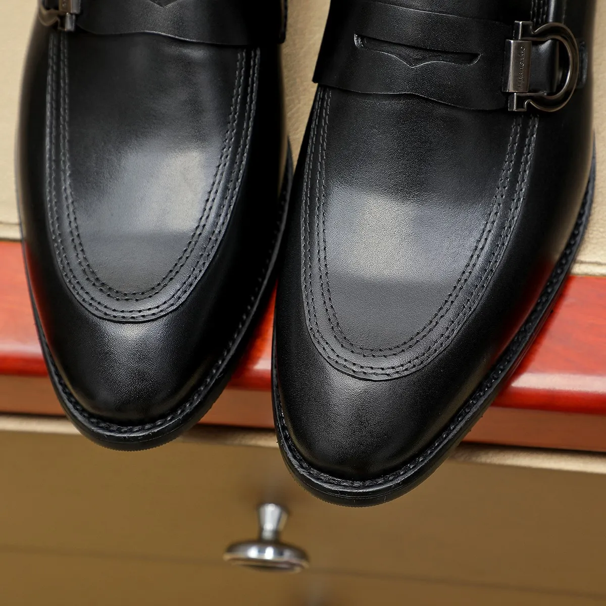 Men's shoes 💰460 Ferragamo [Ferragamo] top imported suit men's shoes 💯Original copy of the official website, product materials: selected imported embossed calfskin + luxury hardware buckle accessories ~ imported water-dyed cow 🐂 leather lining. Strong three-dimensional visual effect, original combination outsole, multiple colors available😘 Size: 39-44 (38.45.46. Customized)